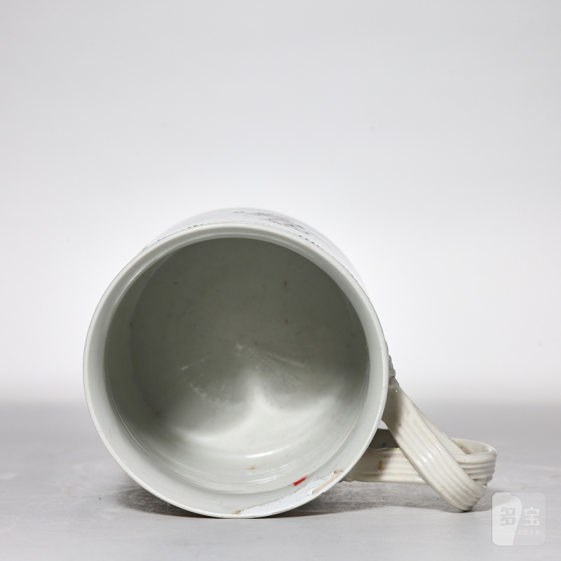 清乾隆 粉彩徽章花灰纹把杯 - 图5